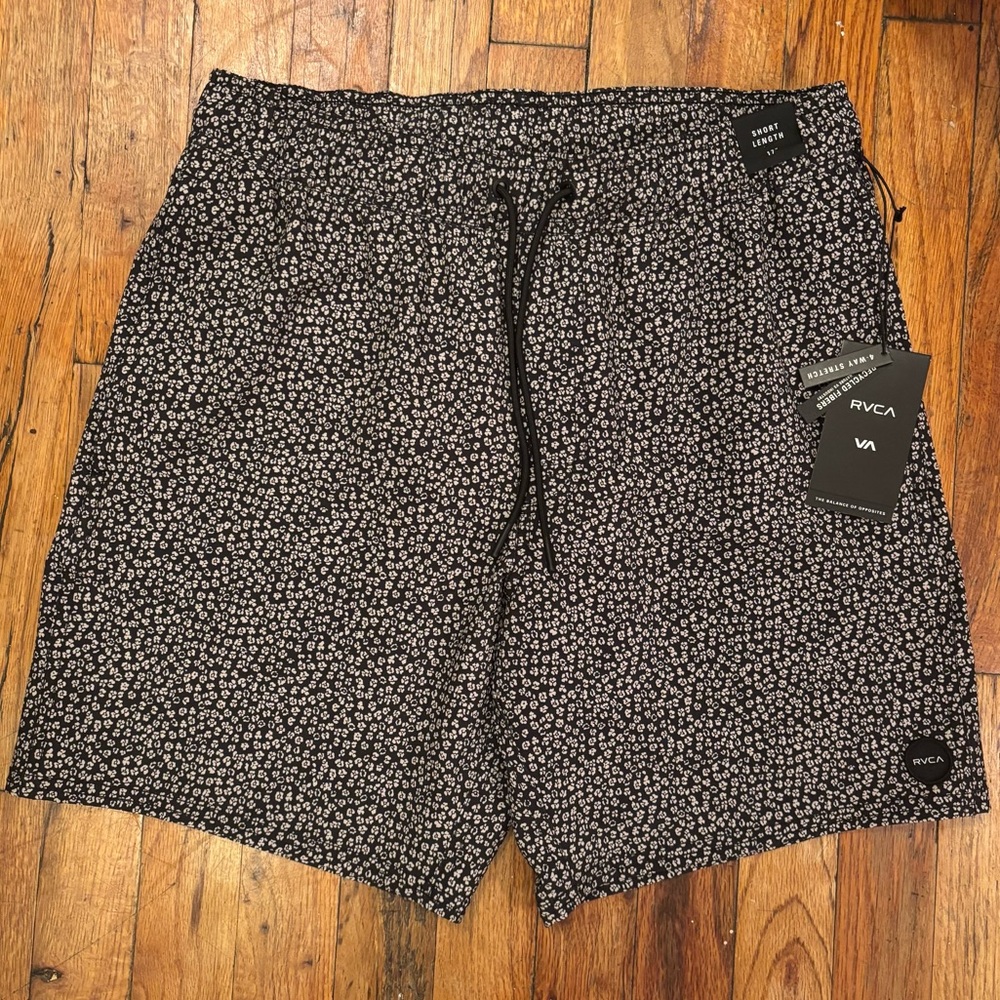 RVCA Elastic Waist Shorts NWT 17”